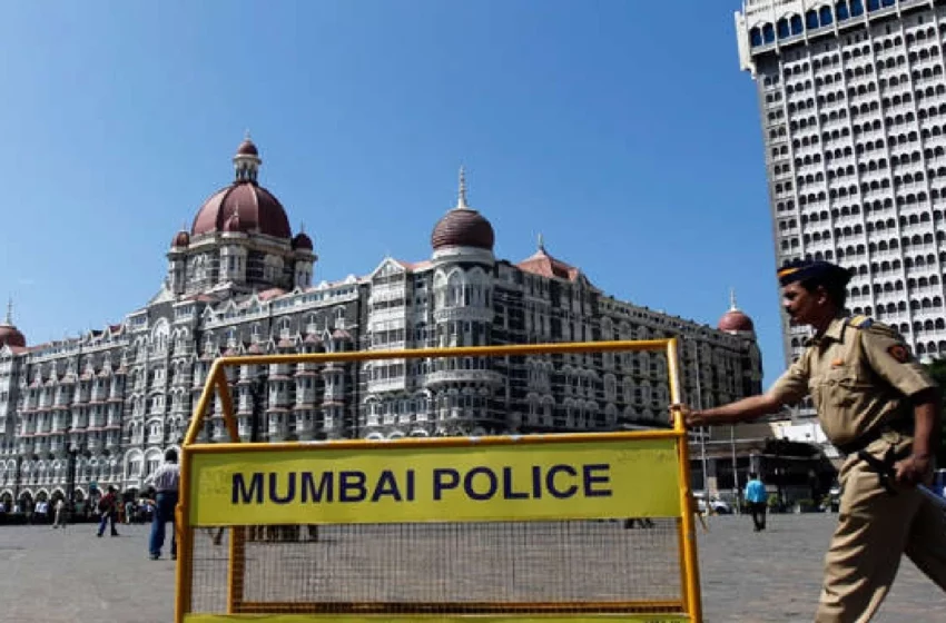  शांति सुनिश्चित करने और सार्वजनिक व्यवस्था में किसी भी प्रकार के व्यवधान से बचने के लिए मुंबई पुलिस ने 2 दिसंबर से 2 जनवरी तक शहर में कर्फ्यू की घोषणा की है।