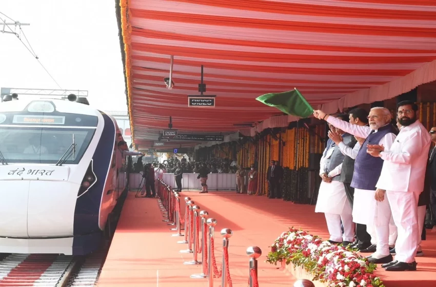  प्रधानमंत्री नरेंद्र मोदी नागपुर से छत्तीसगढ़ के बिलासपुर के बीच चलने वाली वंदे भारत ट्रेन को हरी झंडी दिखाकर रवाना कर चुके है।