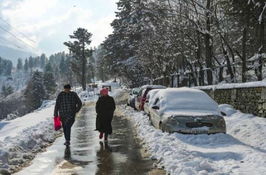  जम्मू-कश्मीर  में कड़ाके की ठंड पड़ रही है।