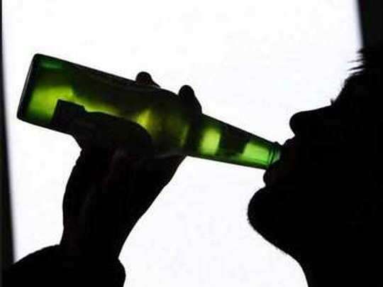  विशेषज्ञों की मानें तो हवाई यात्रा के दौरान शराब का सेवन करना सही नहीं है और जहां तक संभव हो इससे परहेज करना चाहिए