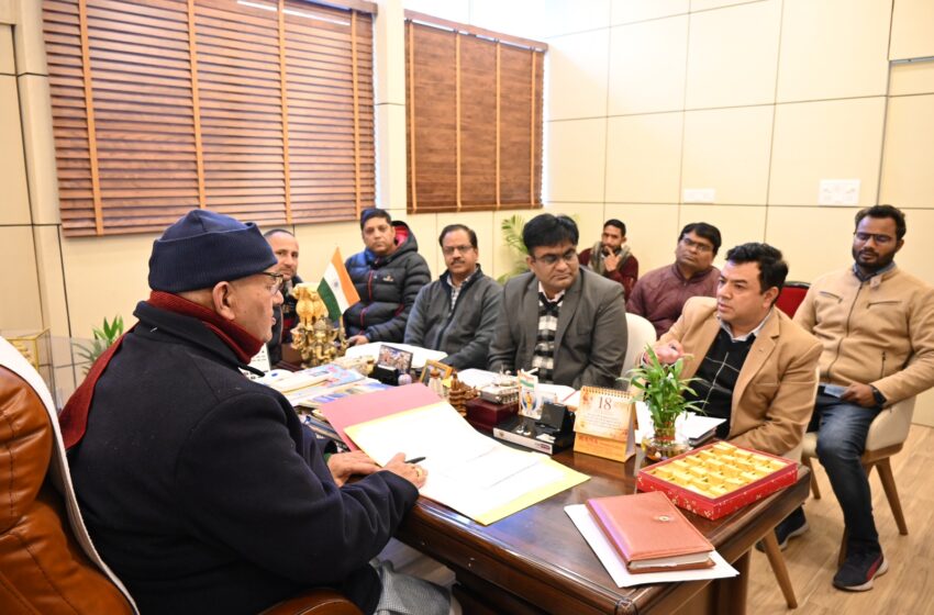  कैबिनेट मंत्री गणेश जोशी ने सोमवार को कैंप कार्यालय में मसूरी विधानसभा क्षेत्र से सम्बन्धित विद्युत विभाग के अधिकारियों की बैठक की।