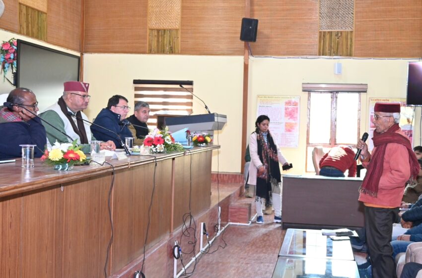  प्रदेश के सेब बागवानों के साथ संवाद करते उद्यान मंत्री गणेश जोशी।