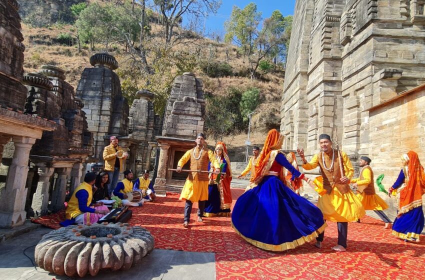  उत्तरायणी पर्व पर पर्यटन विभाग द्वारा आयोजित किये गये सांस्कृतिक कार्यक्रम