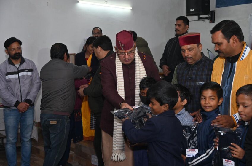  राजकीय इण्टर कालेज, डोभालवाला में छात्र-छात्राओं को स्वेटर वितरण करते मंत्री गणेश जोशी।