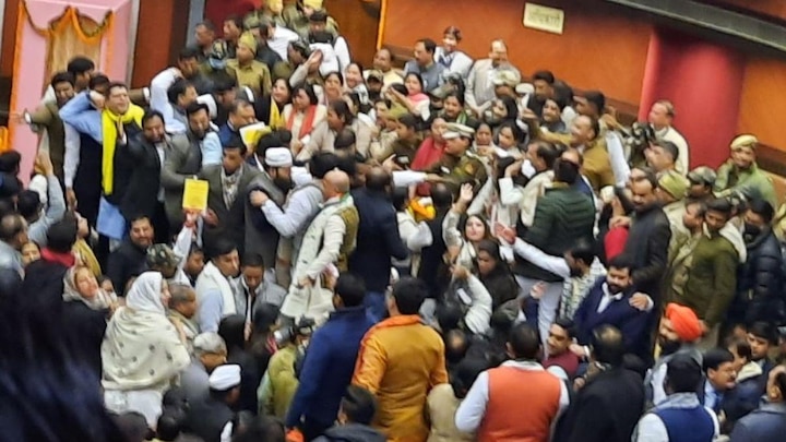  दिल्ली एमसीडी चुनाव:दिल्ली मेयर चुनाव में जमकर हंगामा