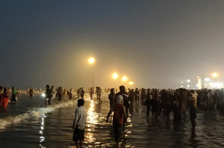  पश्चिम बंगाल में दक्षिण 24 परगना जिले के सागर आइलैंड स्थित गंगासागर में शनिवार को मकर संक्रांति के अवसर पर लाखों श्रद्धालुओं ने पवित्र स्नान किया