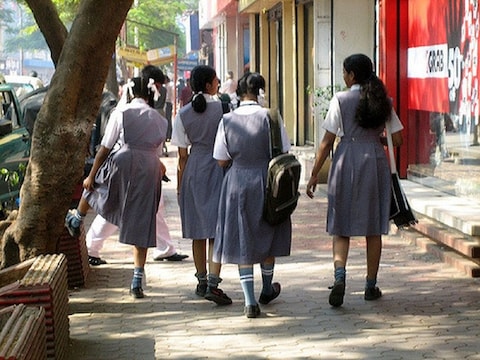  स्कूल जाने से रोकने के लिए ईरान में लडकियों  को दिया जा रहा जहर!