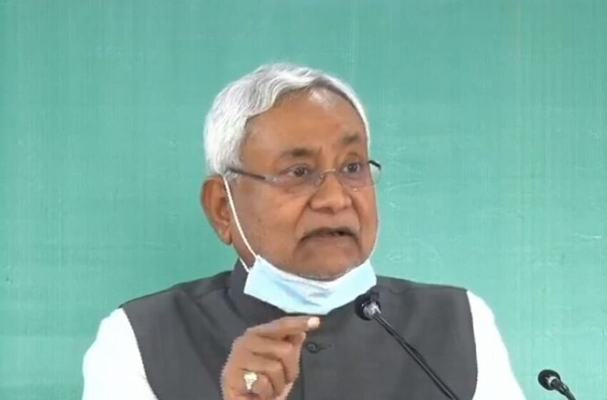  अंग्रेजी में बोल रहा था अधिकारी, नीतीश कुमार ने बीच में रोक लगा दी फटकार, बोले- ई बिहार है…