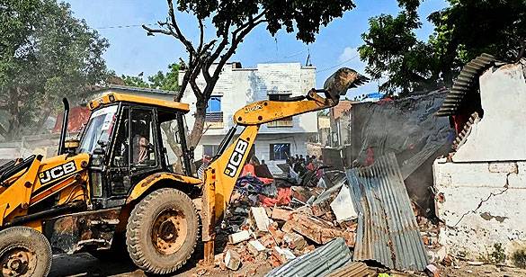  उत्तरप्रदेश उमेश पाल हत्याकांड मामले में प्रशासन द्वारा ज़फर के आवास पर हो रही तोड़ने की कार्यवाही