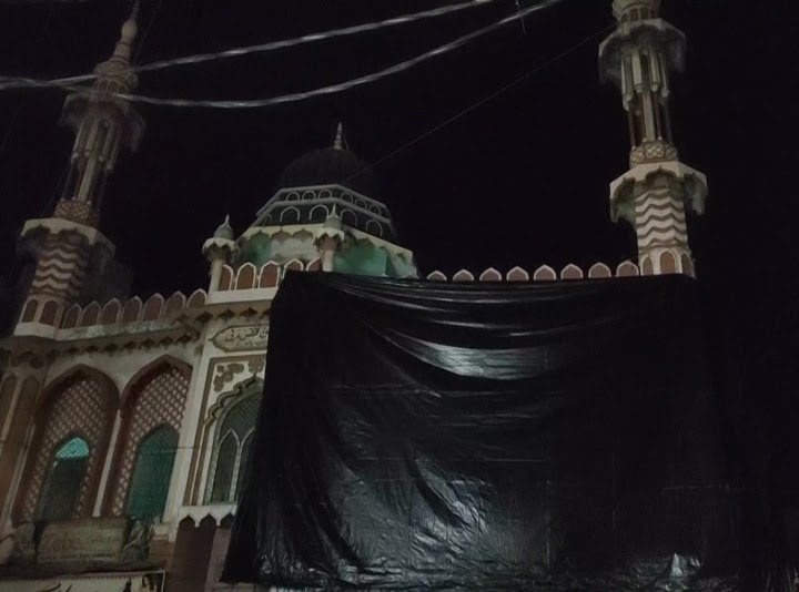  होली २०२३: अलीगढ़ में होली से पहले तिरपाल से ढकी गई मस्जिद