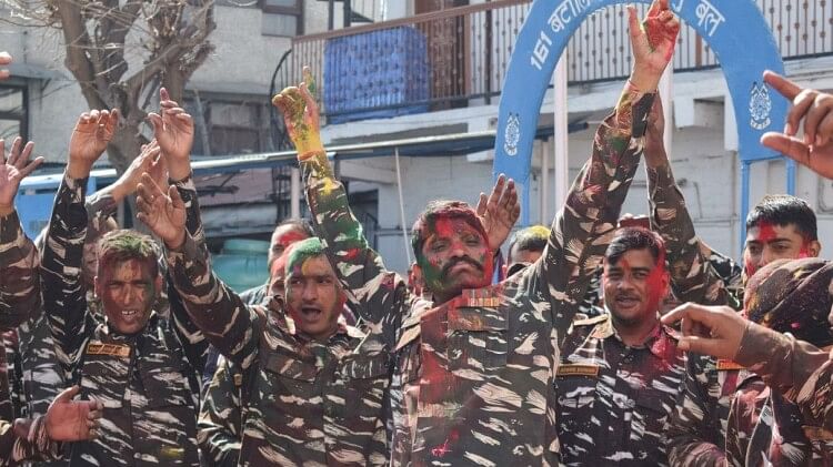  जम्मू कश्मीर: अनंतनाग में CRPF के जवानों ने मनाई होली, एक-दूसरे को रंग लगाकर बांटी खुशी