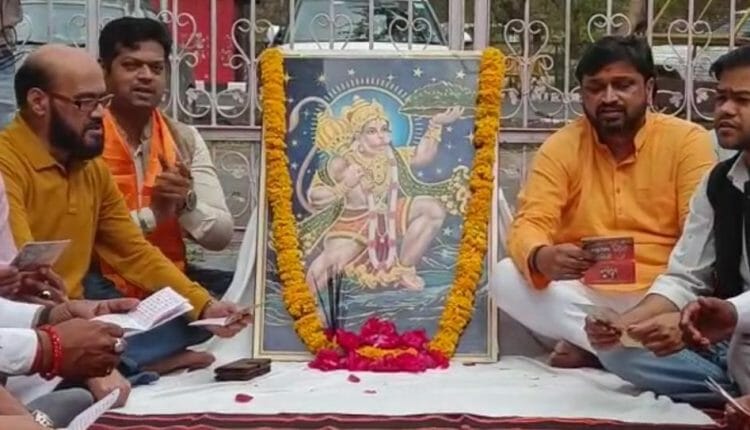  रतलाम में हनुमान जी के सामने महिला बाडी बिल्डर के प्रदर्शन पर विवाद, कांग्रेस ने पीसीसी में किया हनुमान चालीसा का पाठ