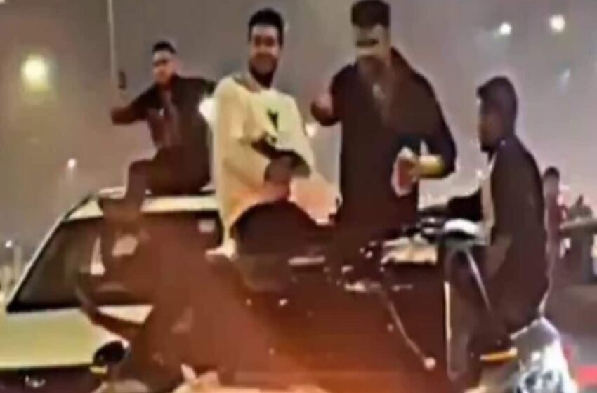  दिल्ली पुलिस ने यूट्यूबर प्रिंस पंडित को राष्ट्रीय हाईवे 24 पर कार की छत पर जन्मदिन मनाने के आरोप में गिरफ्तार किया है