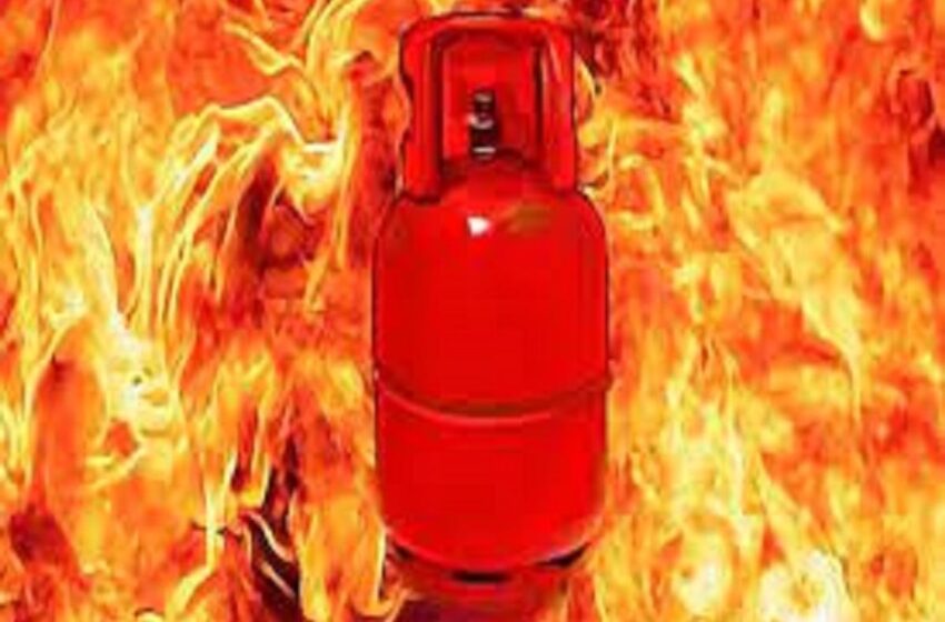  थापली चौरास में गैस सिलेंडर लीक होने से लगी आग, दो मजदूर झुलसे