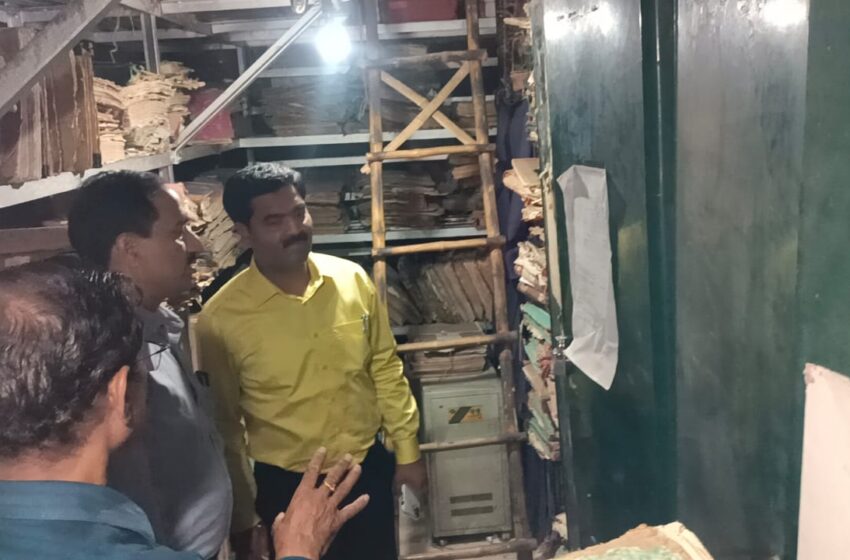  जिलाधिकारी देहरादून के निर्देशन में अपर जिलाधिकारी वित्त एवं राजस्व रामजीशरण शर्मा ने कल रजिस्ट्री आफिस का औचक निरीक्षण किया