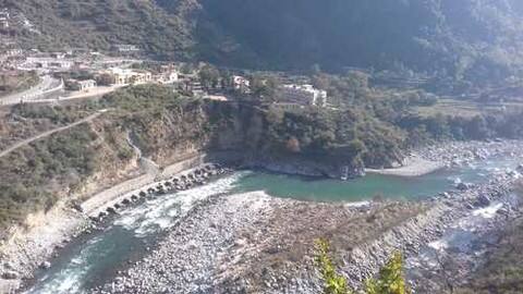  तहसील त्यूणी क्षेत्र के हनोल मंदिर के नीचे टौंस नदी में शनिवार देर शाम को एक महिला का शव बरामद हुआ