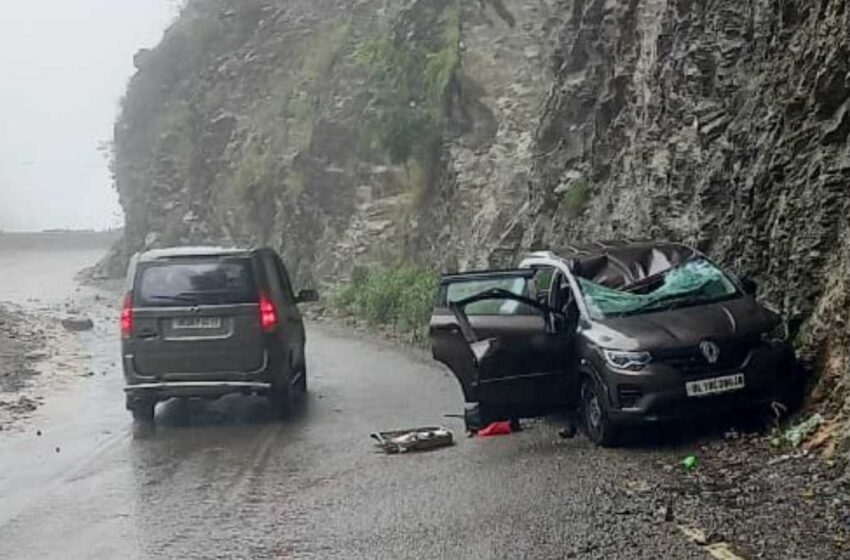  मसूरी के कैंपटी फॉल के कांडीखाल के पास 2 पहाड़ी से पत्थर गिरने से कार चालक हुआ गंभीर घायल, बाल-बाल बचे 3 लोग
