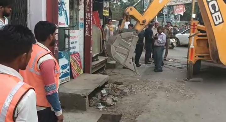  कल घंटाघर से सहारनपुर चैेक से प्रिसं चैक से रेलवेस्टेशन, प्रिसं चैक से रिस्पना पुल आदि स्थानों पर अतिक्रमण हटाने की कार्यवाही की