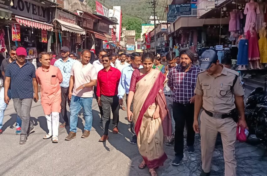  बंशीधर तिवारी ने संयुक्त रूप से त्रिवेणी घाट का एवं त्रिवेणीघाट से नटराज चैक तक देहरादून रोड पर पैदल निरीक्षण कर जी-20 कार्यक्रम की तैयारियों का जायजा लिया