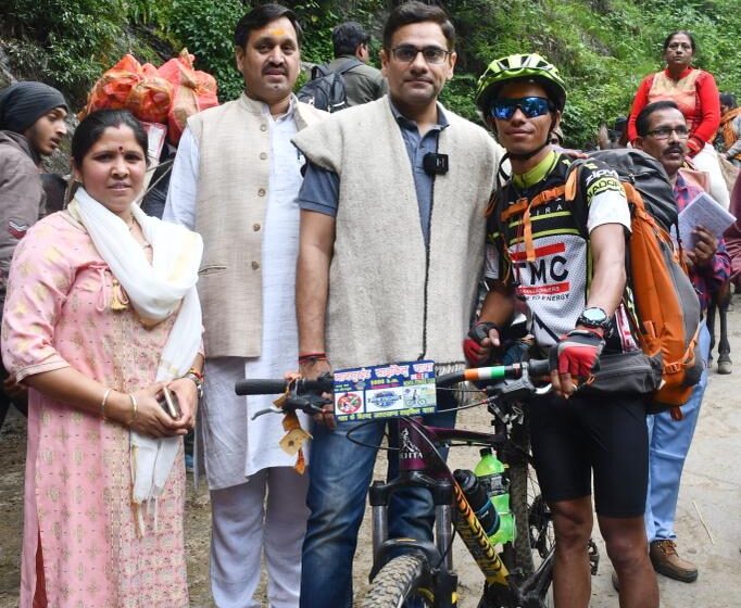  सेवायोजन मंत्री सौरभ बहुगुणा ने श्री केदारनाथ यात्रा मार्ग पर गौरीकुंड से जंगलचट्टी लगभग 5 किलोमीटर पैदल चलकर तीर्थ यात्रियों एवं घोड़ा खच्चरों के लिए की गई व्यवस्थाओं का जायजा लिया