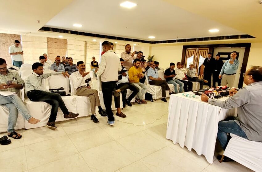  क्या आपके पैरों पर भी दिखती हैं नीली-बैंगनी नसें, जानिए कौन सी बीमारी है और क्या है वजह ?