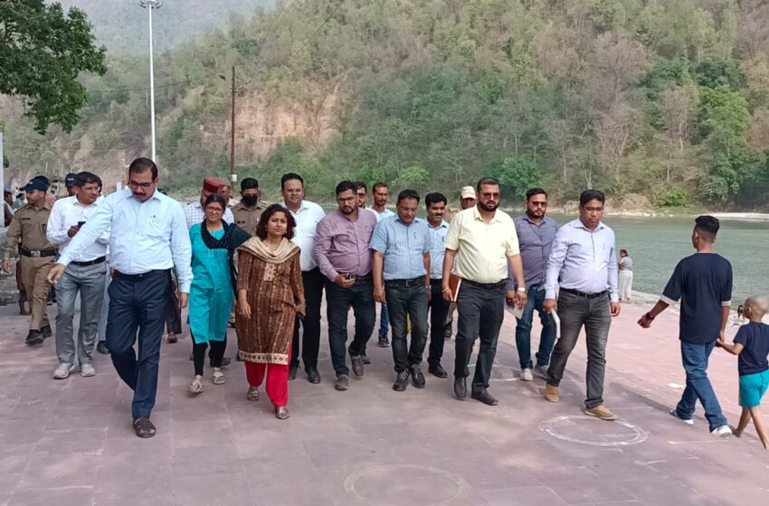  मुख्य विकास अधिकारी सुश्री झरना कमठान ने जी-20 तैयारियों के दृष्टिगत त्रिवेणीघाट पर चल रहे निर्माण कार्यों का स्थलीय निरीक्षण करते हुए