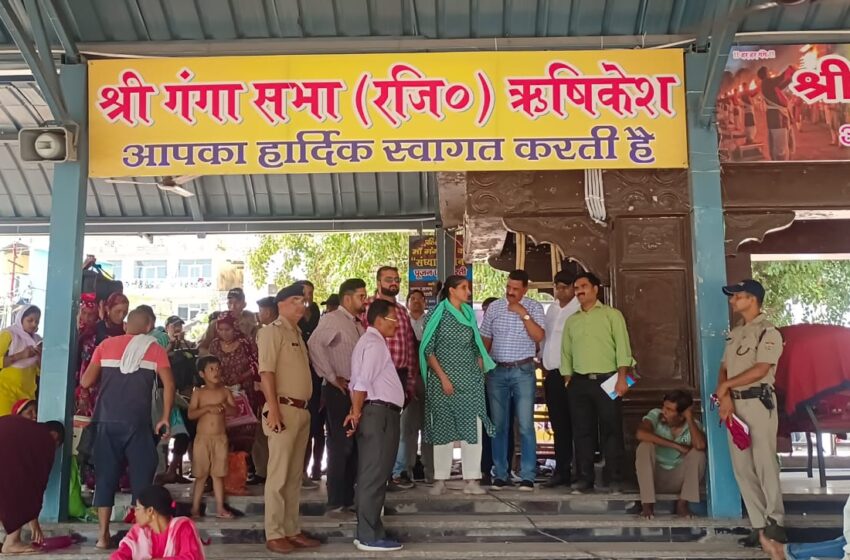  जिलाधिकारी श्रीमती सोनिका ने त्रिवेणी घाट का स्थलीय निरीक्षण करते हुए निर्माण कार्यों को युद्धस्तर पर करते हुए 20 जून तक पूर्ण करने के निर्देश दिए। 