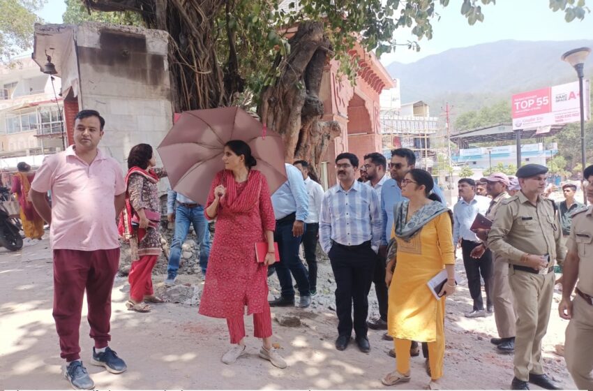  जिलाधिकारी श्रीमती सोनिका ने आज नटराज चौक से त्रिवेणीघाट तक निरीक्षण कर जी-20 कार्यक्रम के दृष्टिगत संचालित निर्माण कार्यों का स्थलीय निरीक्षण करते हुए सम्बन्धित अधिकारियों को युद्धस्तर पर कार्य करने के निर्देश दिए।