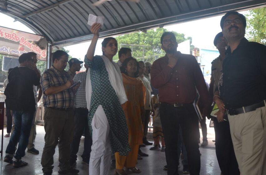  20 कार्यक्रम की तैयारी को लेकर युद्धस्तर पर चल रहे कार्यो का औचक निरीक्षण हेतु जिलाधिकारी श्रीमती सोनिका ऋषिकेश त्रिवेणीघाट पहुची