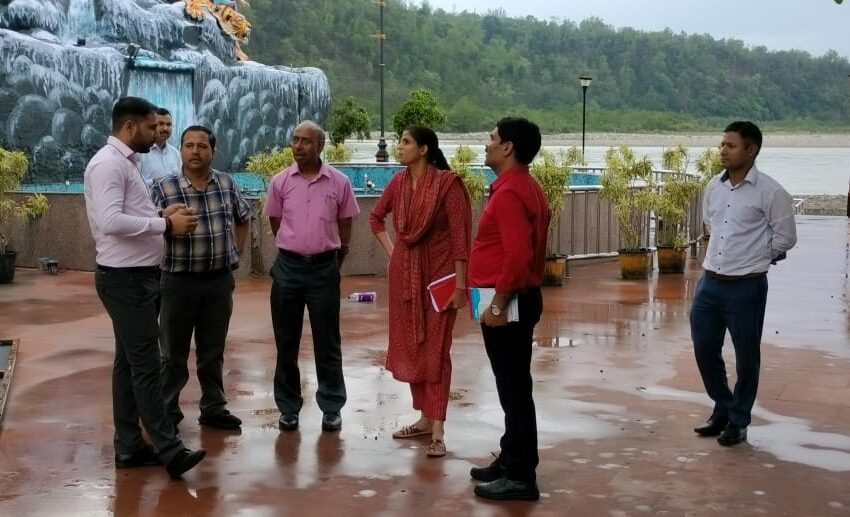  जिलाधिकारी श्रीमती सोनिका ने विदेशी मेहमानों के आगमन से लेकर गंगा आरती तथा त्रिवेणी घाट पर अयोजित कार्यक्रम से लेकर प्रस्थान तक समुचित व्यवस्थाऐं चाक चौबंद बनाने के निर्देश दिए।