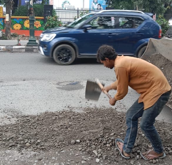  जिलाधिकारी श्रीमती सोनिका विभिन्न माध्यमों से प्राप्त जनमानस की समस्या पर त्वरित संज्ञान लेते हुए निस्तारण की कार्यवाही कर रही है
