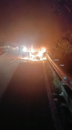  मसूरी देहरादून मार्ग पर आग का गोला बनी कार, देखें खौफनाक वीडियो