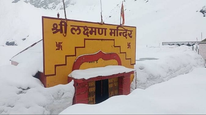  हेमकुंड साहिब व् लक्ष्मण मंदिर पर चढ़ी 8 फीट बर्फ की चादर , 13 साल बाद इस जून में देखने को मिला रहा है ऐसा अद्भुत नज़ारा