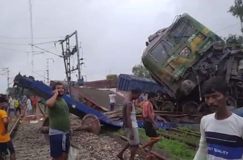 पश्चिम बंगाल के बांकुड़ा में बड़ा ट्रेन हादसा, एक मालगाड़ी ने दूसरी को पीछे से मारी टक्कर, 12 डिब्बे पटरी से उतरे