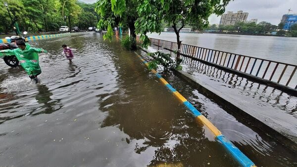  आईएमडी ने मुंबई में ‘ऑरेंज’ अलर्ट जारी किया; भारी बारिश के बीच आज ठाणे, रायगढ़ में ‘रेड’ अलर्ट