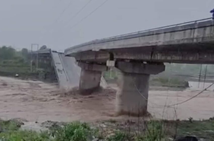  नदी के तेज बहाव में गिर गया उत्तराखंड का ये पुल