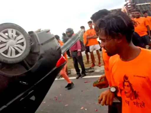  उत्तराखंड में सड़क हादसे में 3 कांवड़ियों की मौत:गुस्साए साथियों ने कार में आग लगाई, पुलिस ने भीड़ को शांत किया