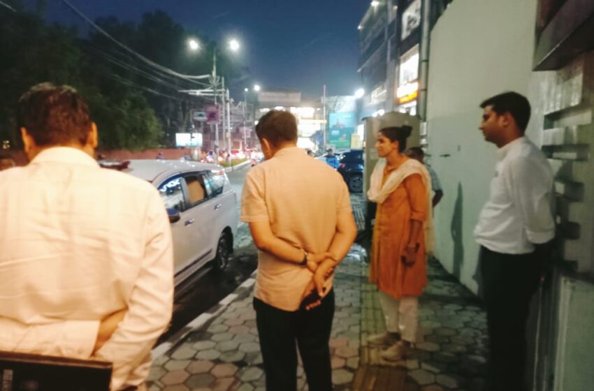  जिलाधिकारी श्रीमती सोनिका ने देर रात शहर की सड़कों का निरीक्षण किया