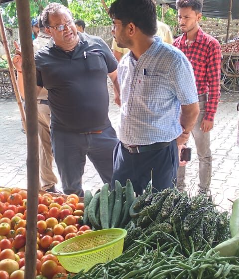  जिलाधिकारी श्रीमती सोनिका द्वारा टमाटर की बढ़ती दरों एवं मुनाफाखोरी पर रोक लगाए जाने हेतु गठित टीमों को नियमित छापेमारी अभियान चलाते हुए कार्रवाई करने के निर्देश दिए