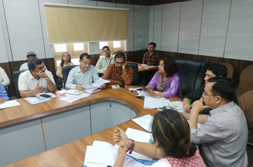  मुख्य विकास अधिकारी सुश्री झरना कमठान की अध्यक्षता में विकासभवन सभागार में जिला योजना/राज्य योजना/केन्द्र पोषित/वाह्य सहायतित योजनाओं तथा 30 सूत्रीय कार्यक्रम की समीक्षा बैठक आयोजित की