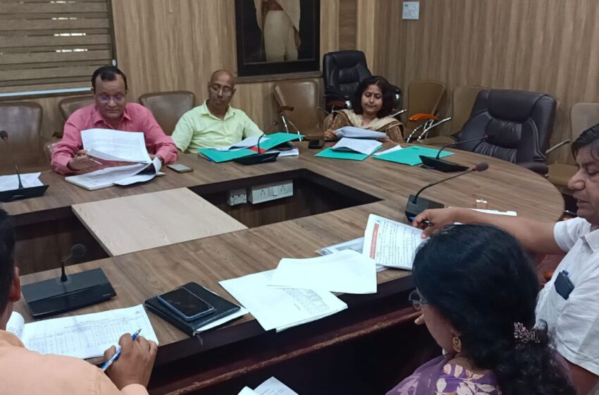  जिलाधिकारी के निर्देशों के अनुपालन में आज ऋषिपर्णा सभागार कलेक्टेªट में मुख्य विकास अधिकारी सुश्री झरना कमठान की अध्यक्षता में जल जीवन मिशन की समीक्षा बैठक आयेाजित की गई।