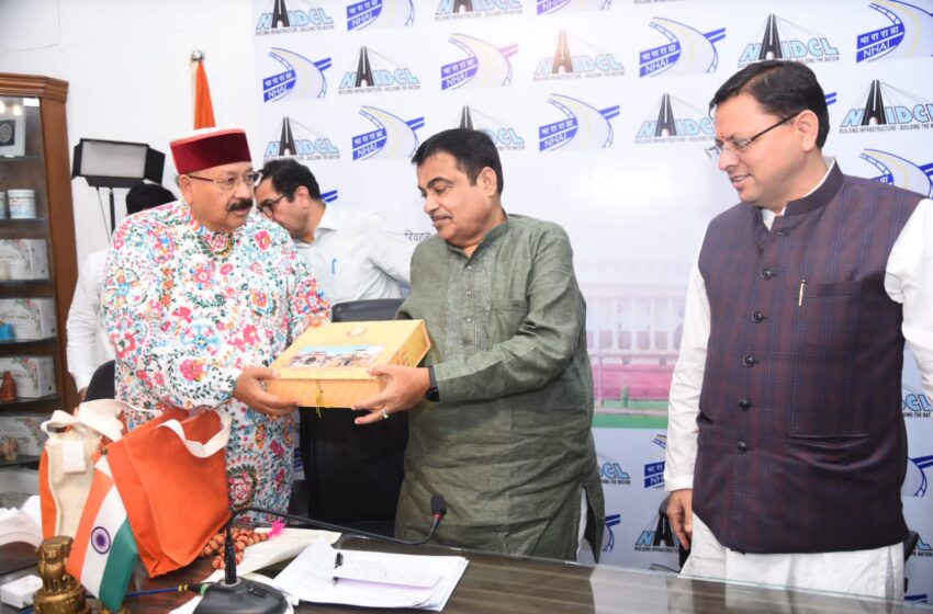  राज्य की सड़कों के लिए गडकरी से मिले धामी व महाराज