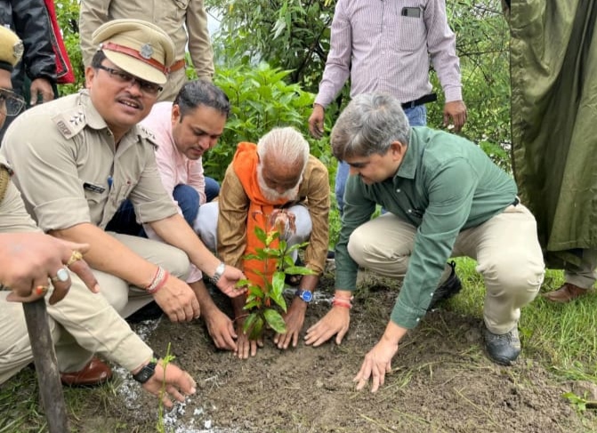  उत्तराखण्ड जैव विविधता बोर्ड द्वारा हरेला पर्व के अवसर पर कल ग्राम पंचायत गुजराडा करनपुर (जामुनवाला) सहसपुर देहरादून में वृक्षारोपण कार्यक्रम आयोजित किया
