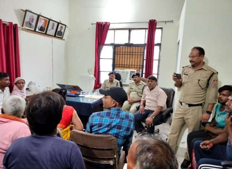  बनबसा में अमरूद तोड़ने को लेकर हुए विवाद में हुआ बलवा!, जमकर कर चले लाठी डंडे, वीडियो हो रहा वायरल