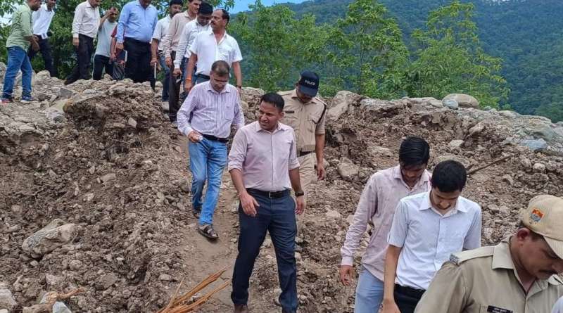  मौसम ठीक रहा तो दो दिन में साफ हो जाएगा बाटनागाड़ का मलवा, डीएम ने किया निरीक्षण, अफसरों को दिए ये निर्देश