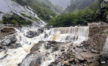  जुम्मागाड़ नदी में आई बाढ़ से उस पर बना पुल बह गया