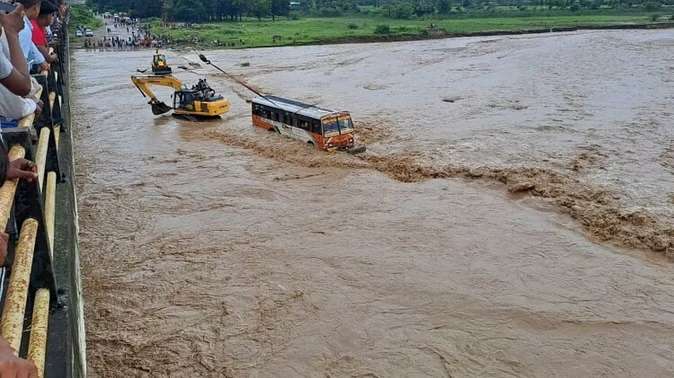  हरिद्वार : नदी में फंसी यूपी रोडवेज की बस, 43 सवारियों पर आई आफत, जेसीबी पर बैठाकर निकाले गए सुरक्षित