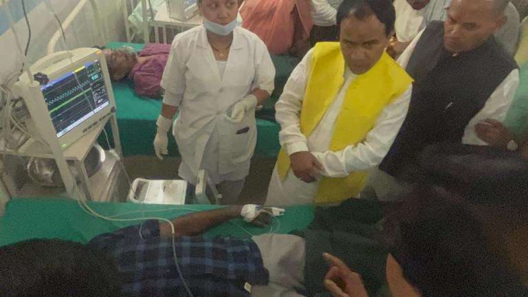  चमोली में घटना स्थल पर पहुंचे स्वास्थ्य मंत्री डॉ. रावत, सभी कार्यक्रम स्थगित कर, राहत व बचाव कार्य का सम्भाला मोर्चा