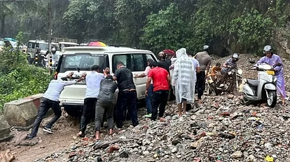  मुसीबत बनकर बरसी बारिश, मलबा आने से हाईवे बंद, सैकड़ों वाहन फंसे