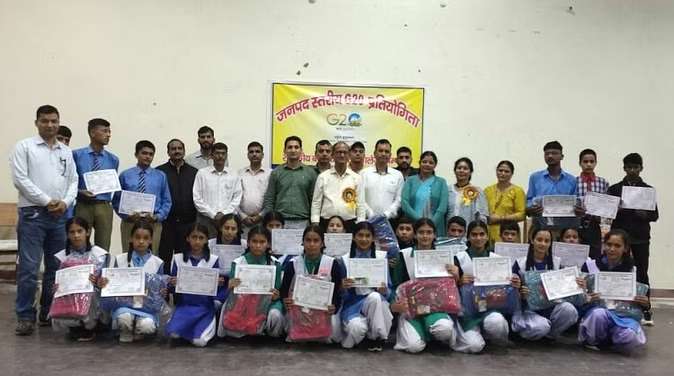 चम्पावत : वाद-विवाद में दिया बोहरा और यशोदा बिष्ट रहे अव्वल, जिला स्तरीय जी-20 प्रतियोगिता का हुआ आयोजन